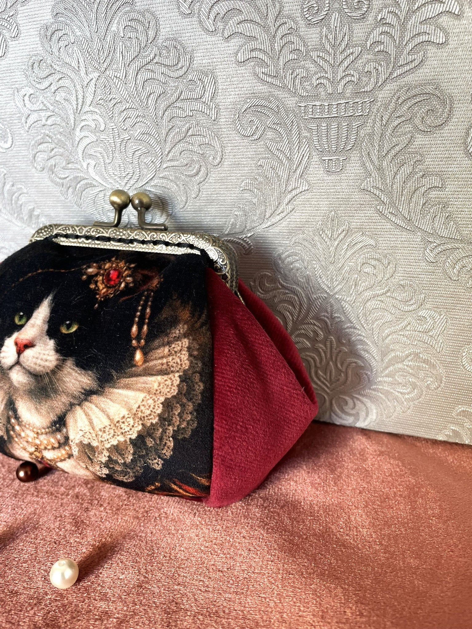 Porte-monnaie rétro en velours bordeaux illustration portrait de chat aristocrate Le Comptoir de Suzanne