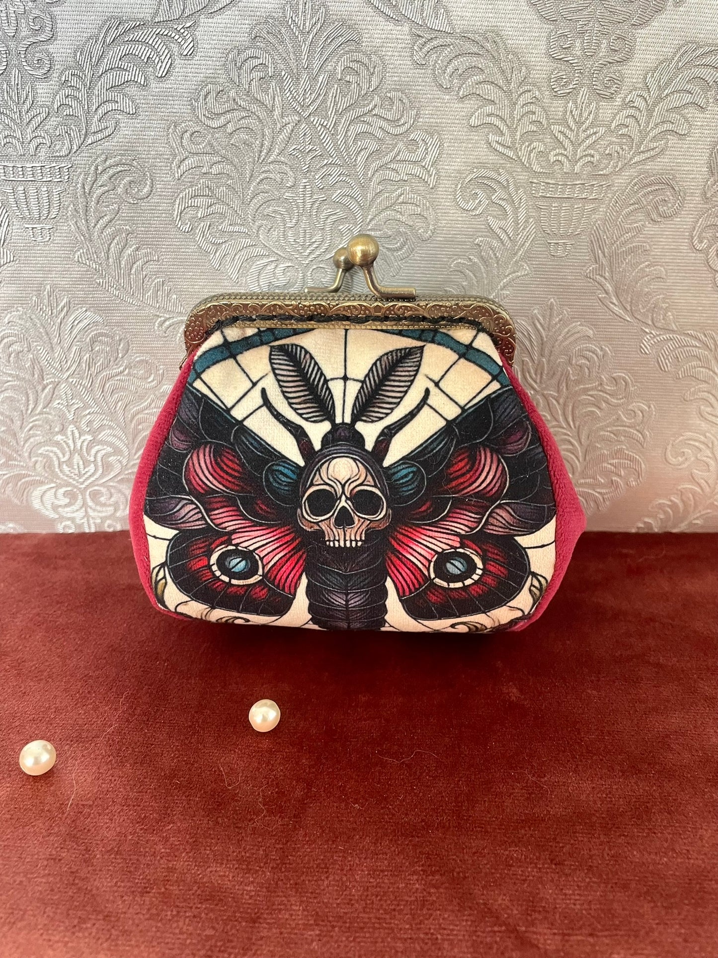 Porte-monnaie rétro avec illustration de papillon Sphinx tête de mort et côtés en velours rouge bordeaux, création artisanale.