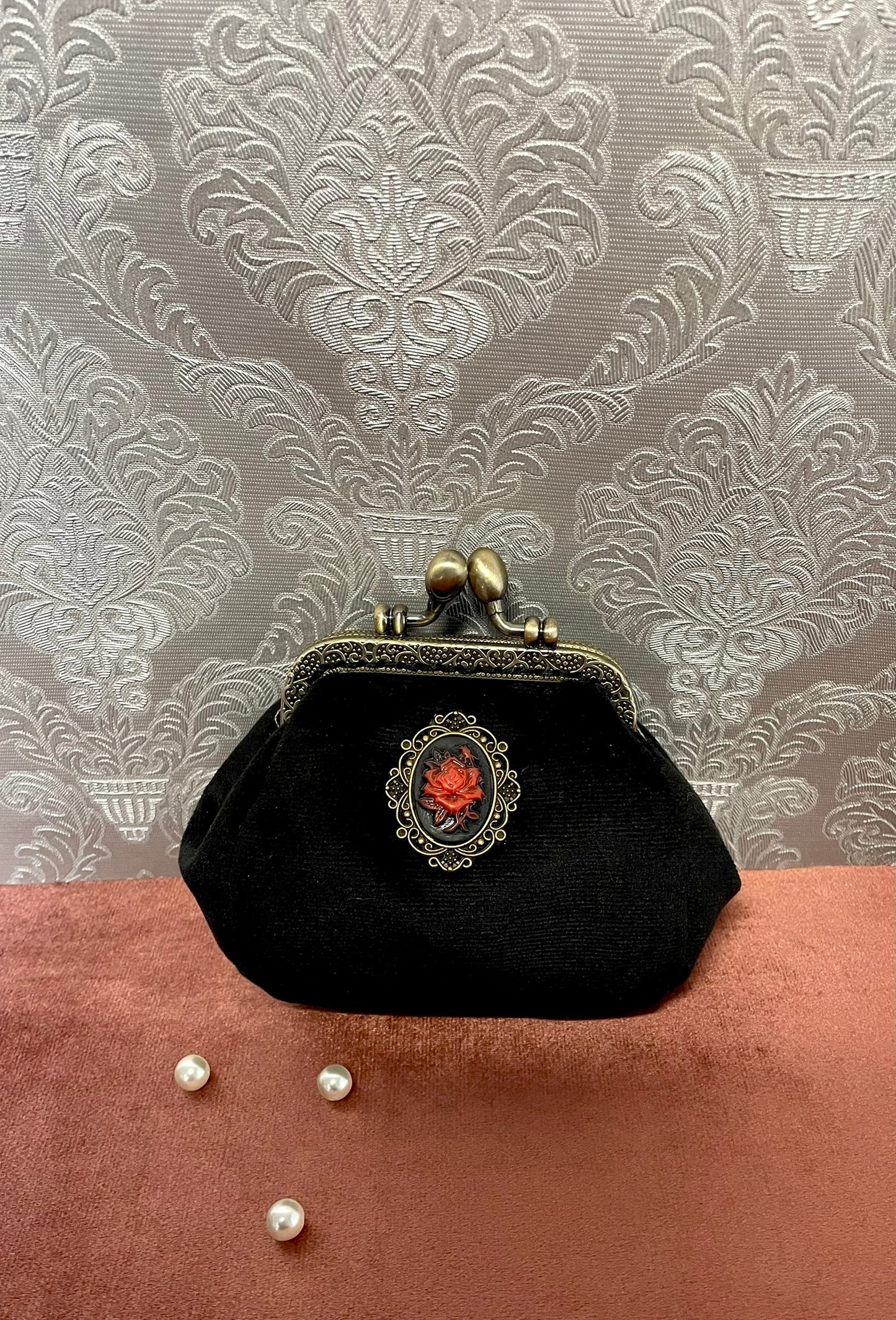 Porte monnaie en velours noir reprenant une jolie rose rouge pour un esprit gothique