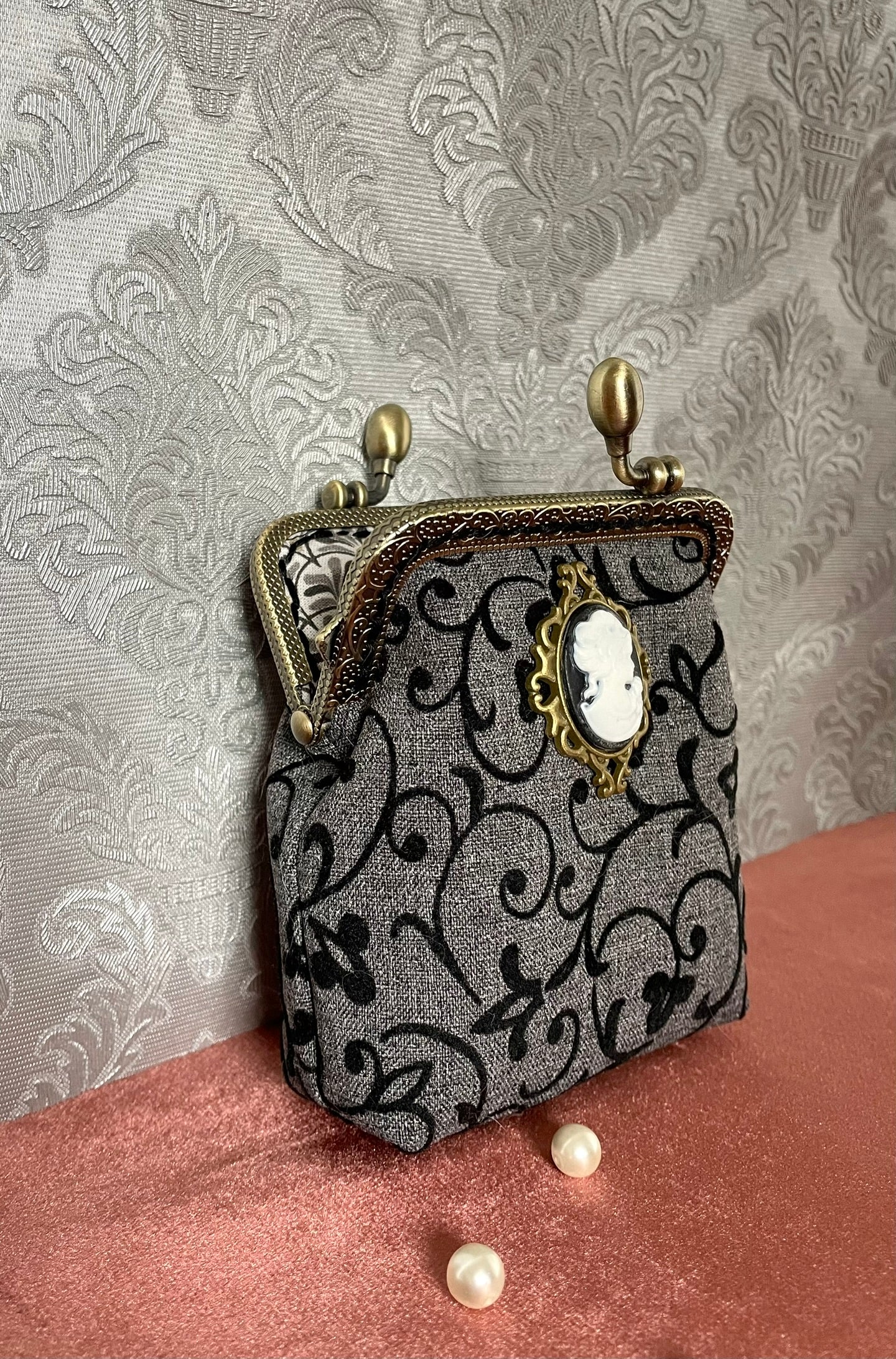 Porte monnaie  gris esprit vintage avec camée en son centre