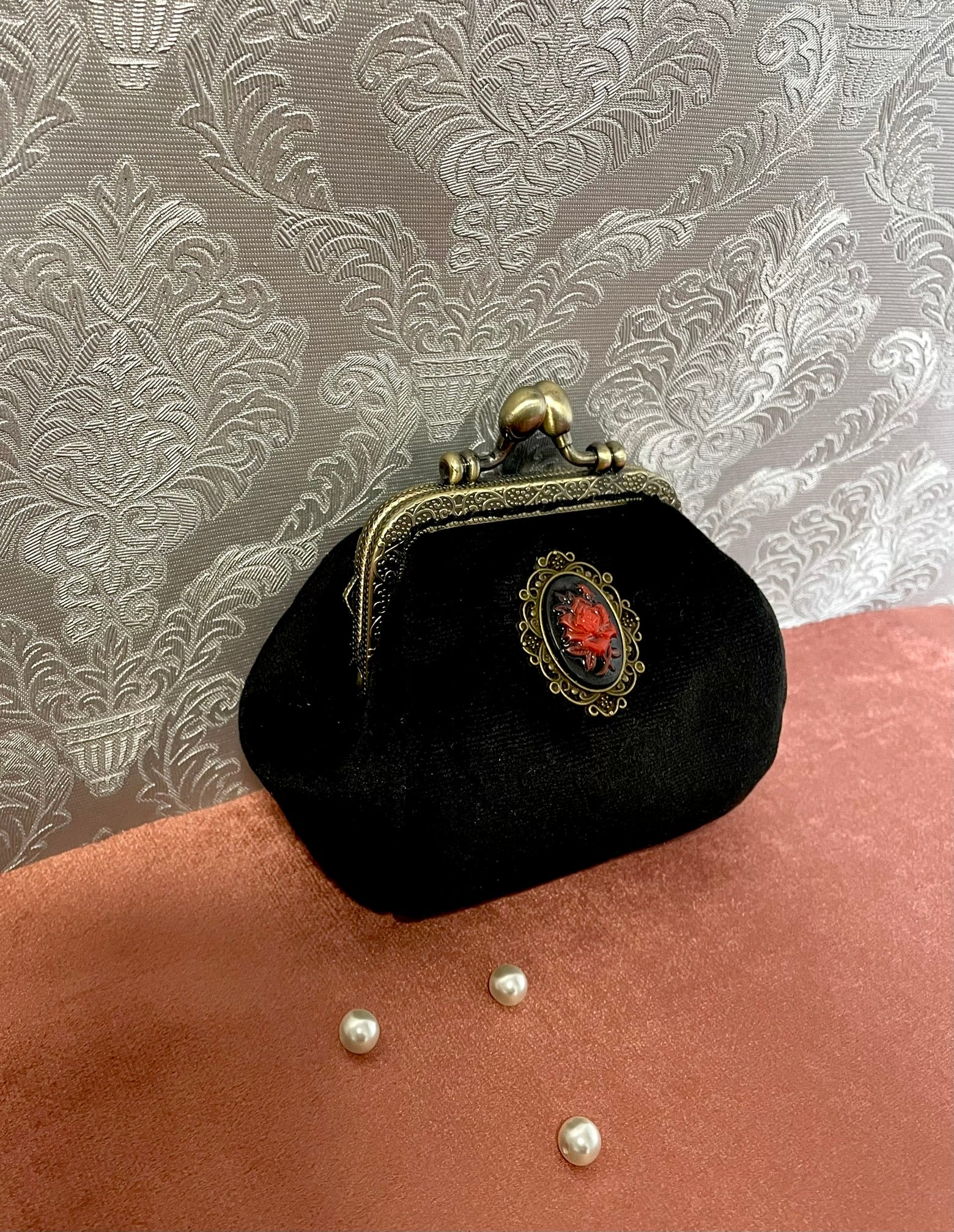 Porte monnaie esprit vintage reprenant une belle rose rouge pour un style victorien