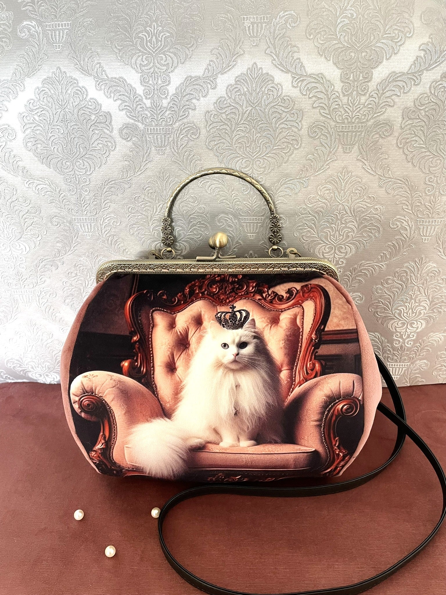 Zoom sur le fermoir rétro en métal bronze ciselé et la doublure fleurie style Liberty d'un sac à main artisanal orné d'un chat blanc à couronne - Le Comptoir de Suzanne