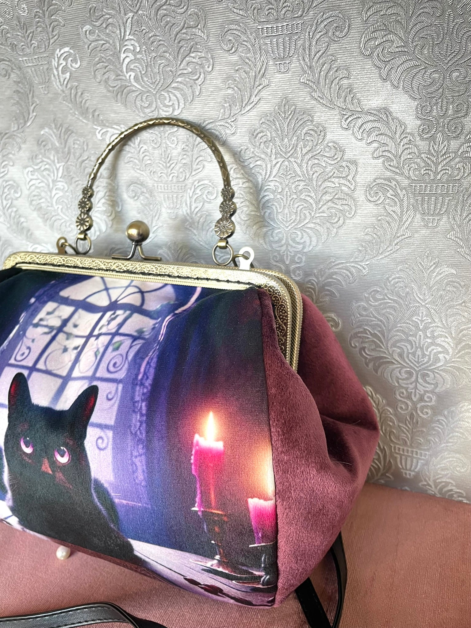 Sac à main rétro avec bandoulière illustrant un chat noir mystique devant une fenêtre gothique encadrée de bougies - Création Le Comptoir de Suzanne.