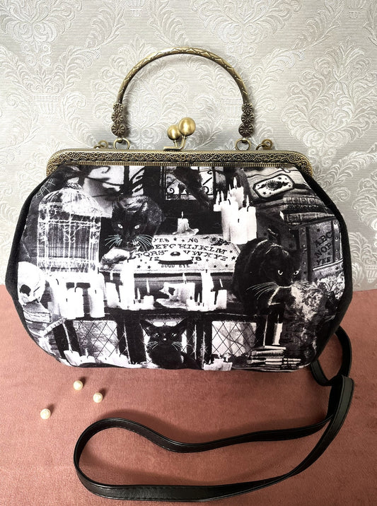 Sac à main rétro gothique avec imprimé chats noirs, bougies et planche Ouija avec bandoulière noire - Le Comptoir de Suzanne.