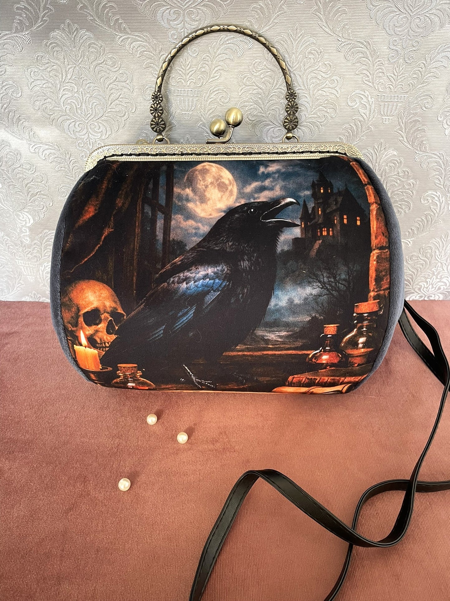 Sac à main rétro gothique avec corbeau sous la pleine lune, crâne, bougie et château victorien - Le Comptoir de Suzanne.