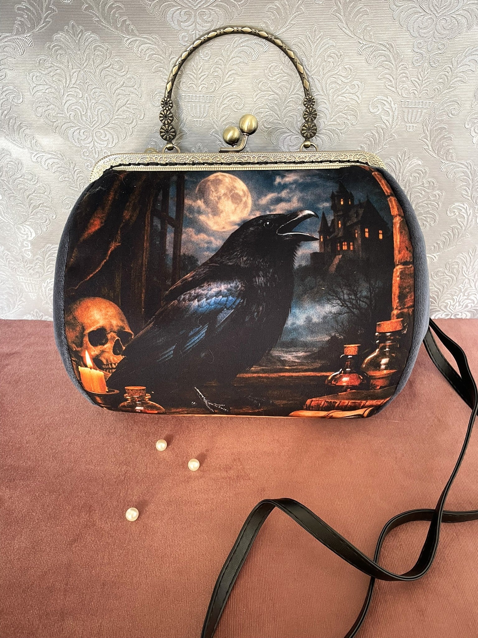 Sac à main rétro gothique avec corbeau sous la pleine lune, crâne, bougie et château victorien - Le Comptoir de Suzanne.