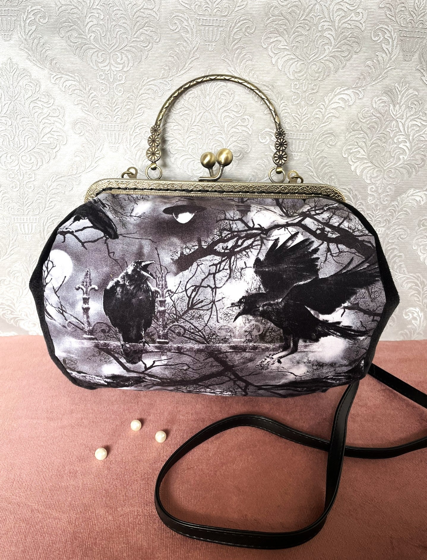 Sac à main rétro gothique avec illustration de corbeaux sous la pleine lune et bandoulière noire - Le Comptoir de Suzanne.