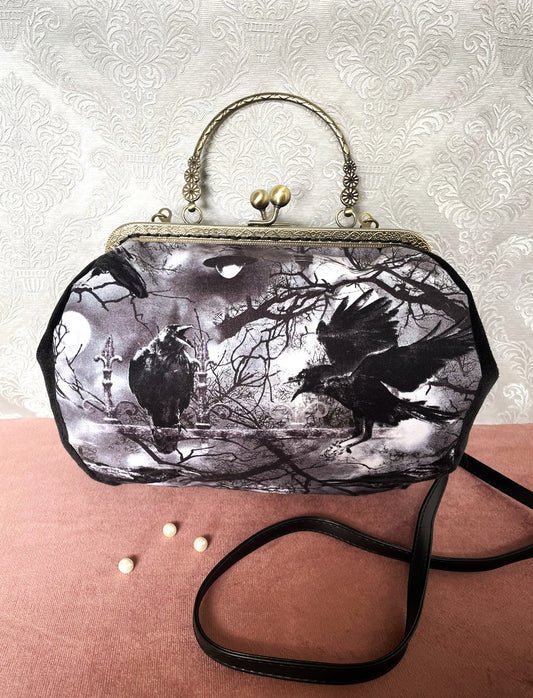 Sac à main rétro gothique avec illustration de corbeaux sous la pleine lune et bandoulière noire - Le Comptoir de Suzanne.