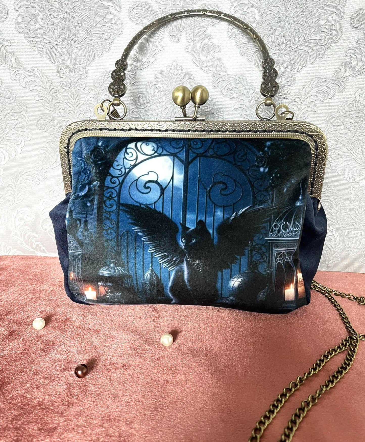 : Sac à main artisanal style Docteur en velours bleu nuit, orné d'un chat noir mystique aux ailes de corbeau,