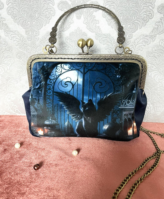 : Sac à main artisanal style Docteur en velours bleu nuit, orné d'un chat noir mystique aux ailes de corbeau,
