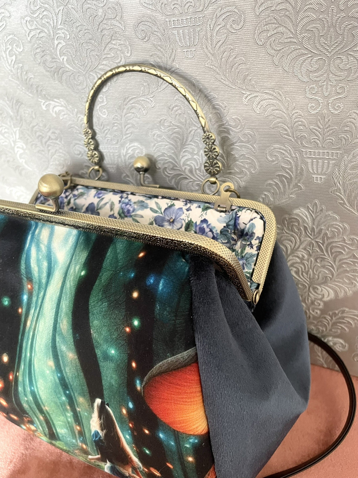 Sac à main féerique en velours bleu gris illustration Alice et champignons lumineux