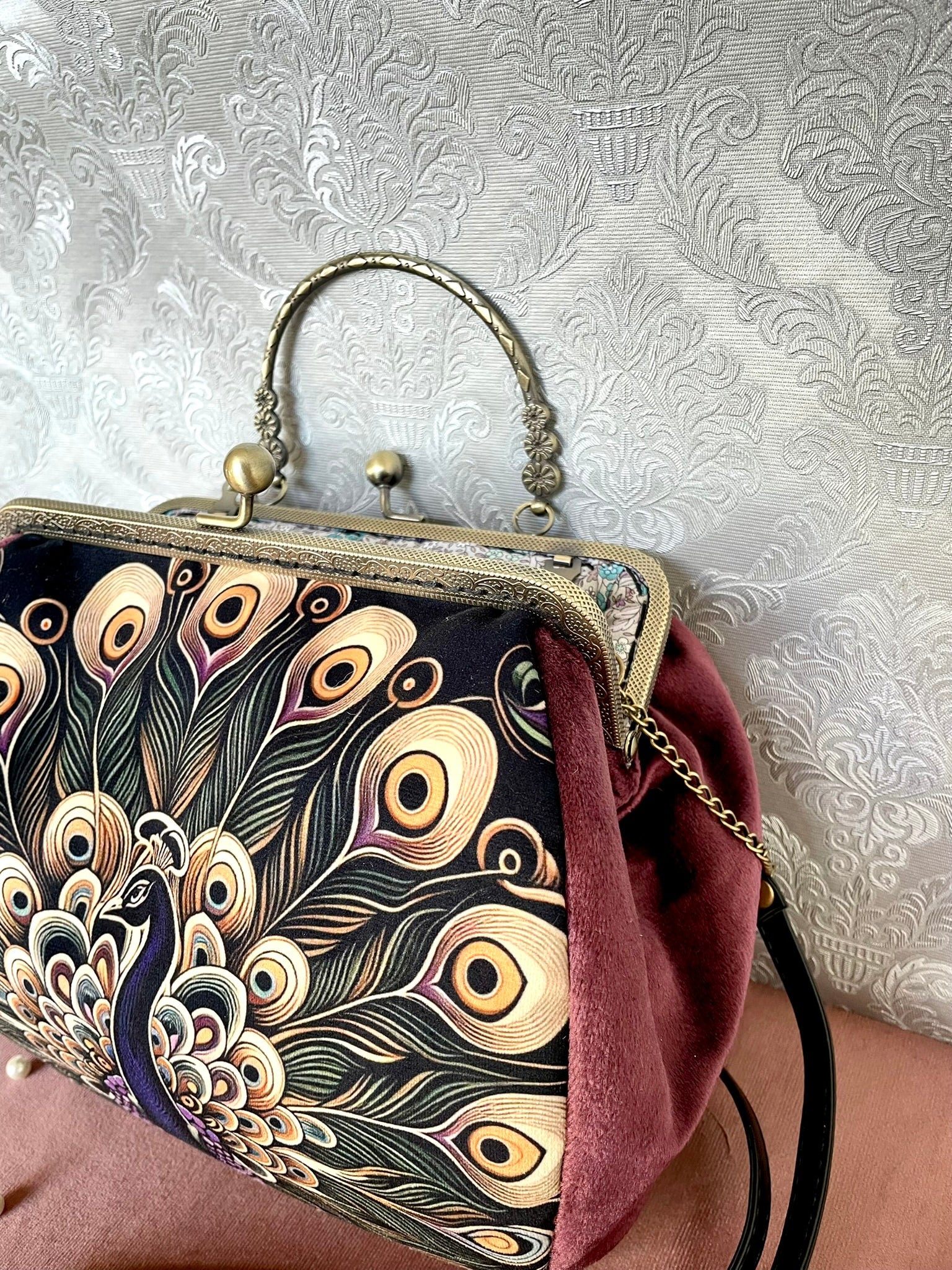 Sac à main rétro avec bandoulière illustrant un paon majestueux faisant la roue d'inspiration Art Déco - Le Comptoir de Suzanne.