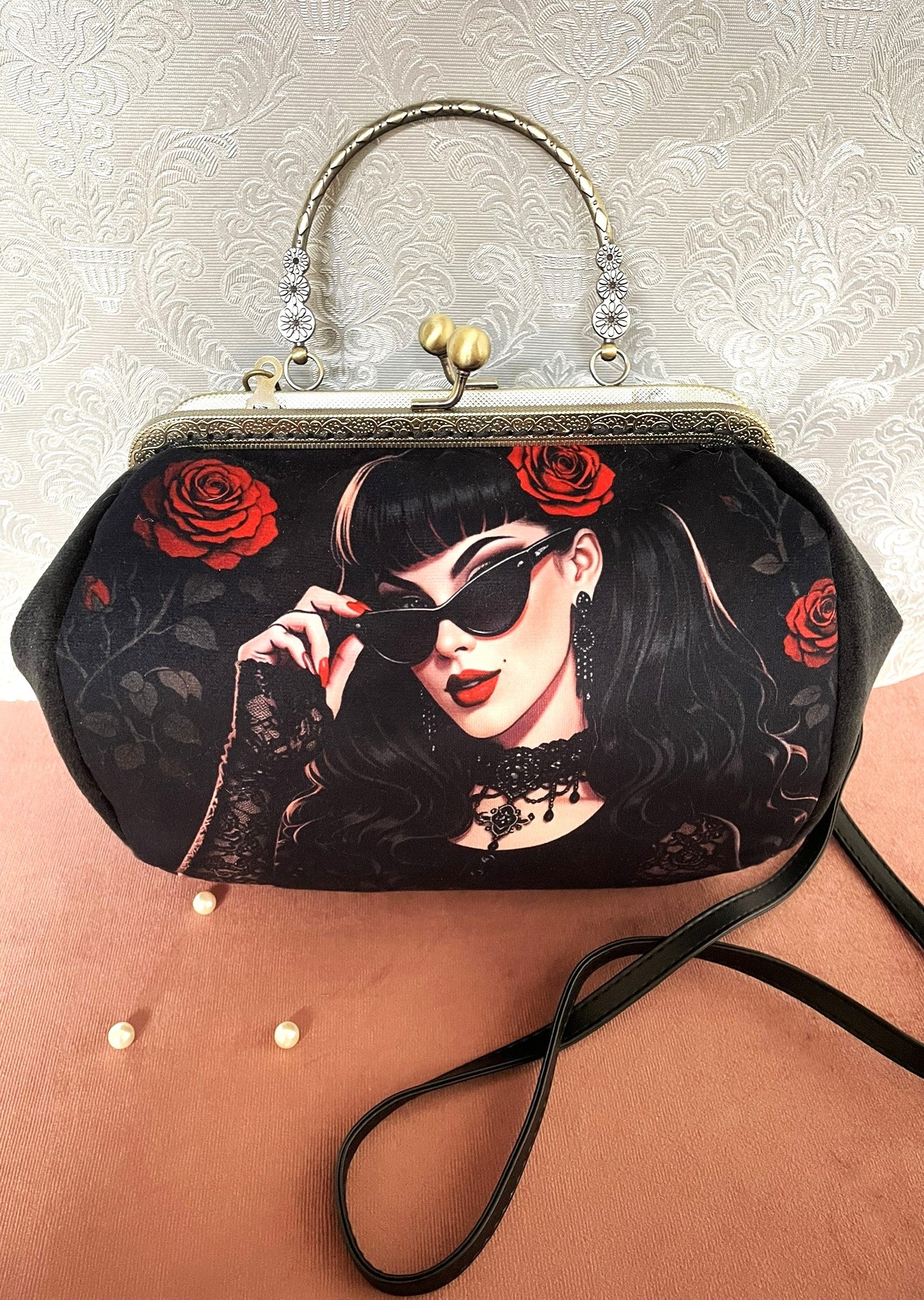 Sac à main rétro gothique illustrant une femme rockabilly mystérieuse aux lunettes noires et roses rouges - Le Comptoir de Suzanne.
