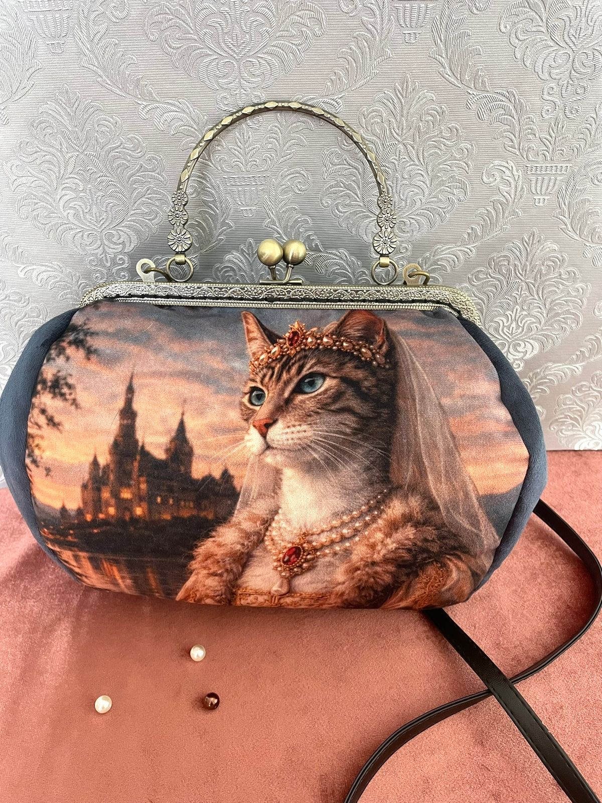 Sac à main rétro velours bleu gris illustration chat reine et château