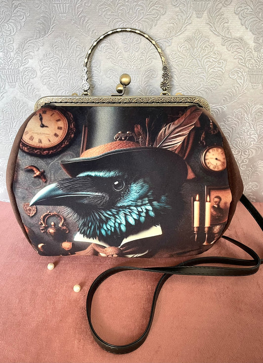 Détail de profil d'un sac à main rétro en velours marron chocolat avec armature métallique couleur bronze antique et bandoulière noire.