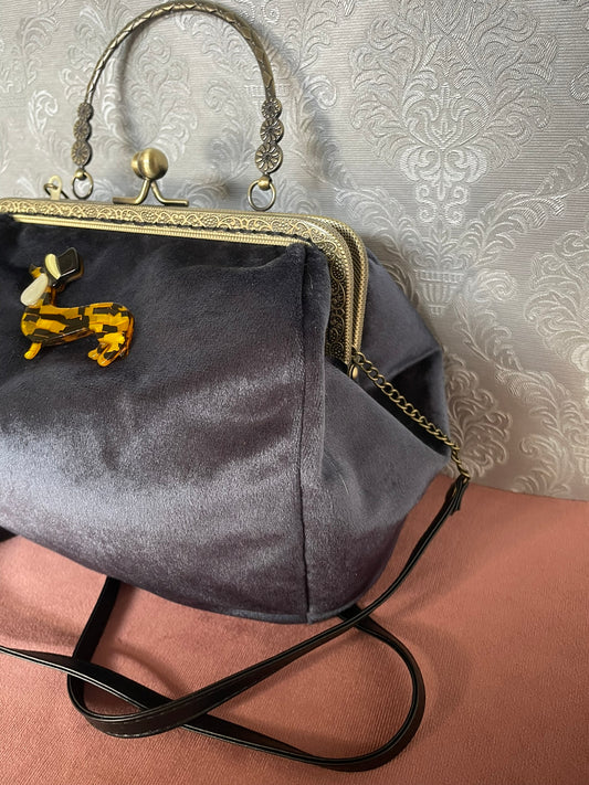 Sac à main rétro chic en velours avec broche teckel dandy et bandoulière noire - Le Comptoir de Suzanne.