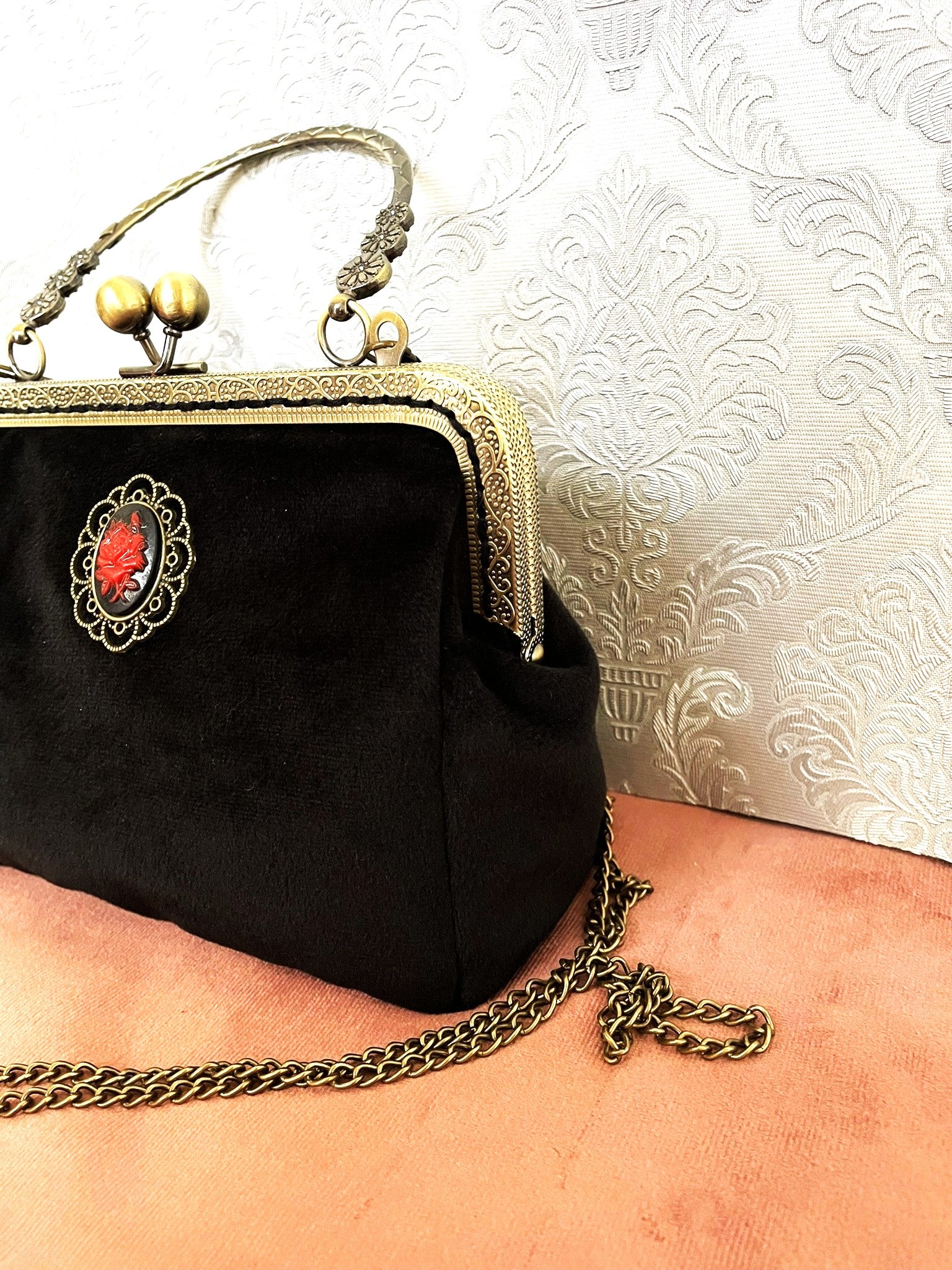 sac-retro-velours-noir-camee-rose-rouge-profil-artisanal.jpg