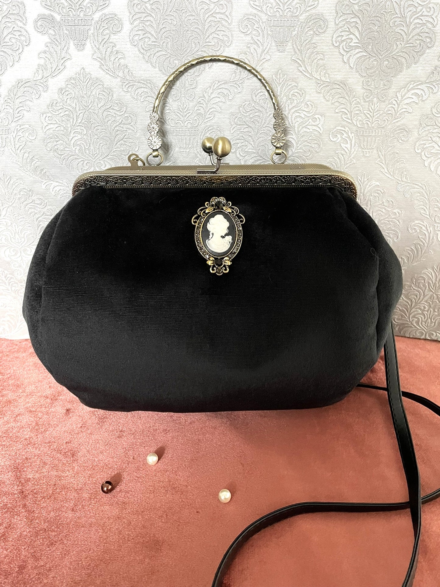 Sac à main rétro en velours noir soyeux avec un grand camée victorien orné et une poignée rigide