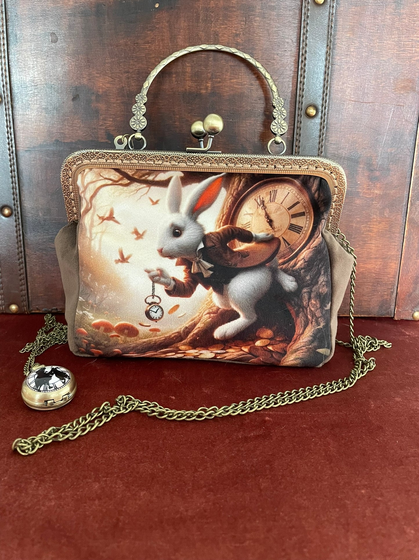 Détail de l'illustration  le Lapin Blanc sur sac à fermoir rétro bronze