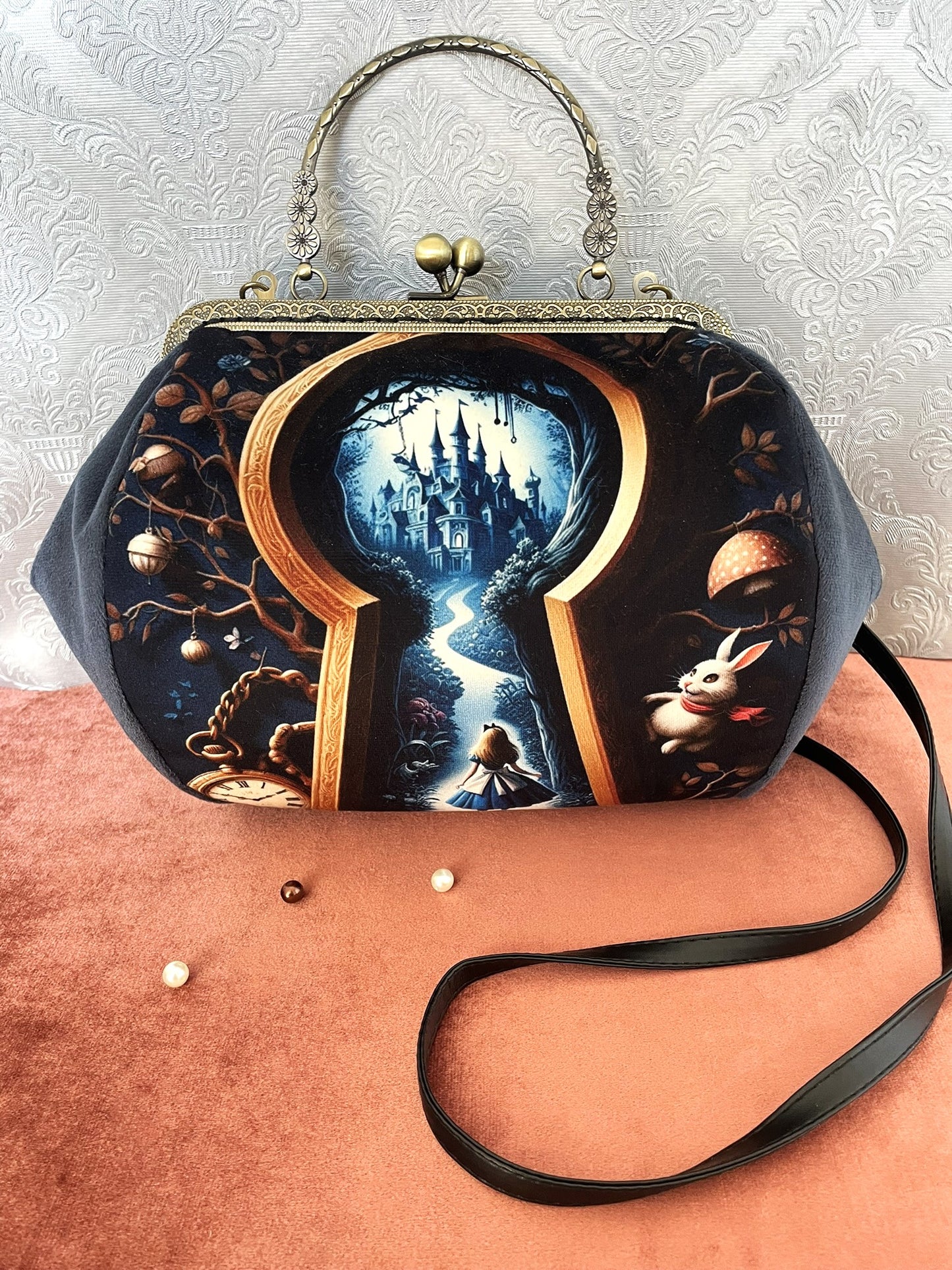 Sac à main artisanal motif Alice au Pays des Merveilles, lapin blanc et château sur velours bleu nuit.
