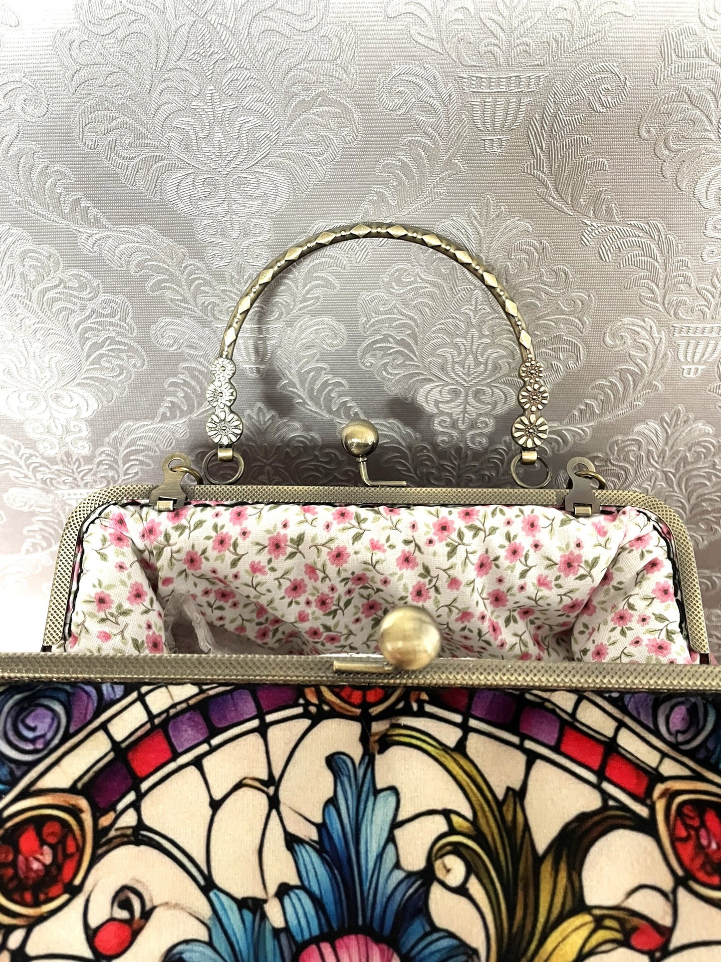 Intérieur sac rétro doublure fleurie et armature bronze vieilli ciselée