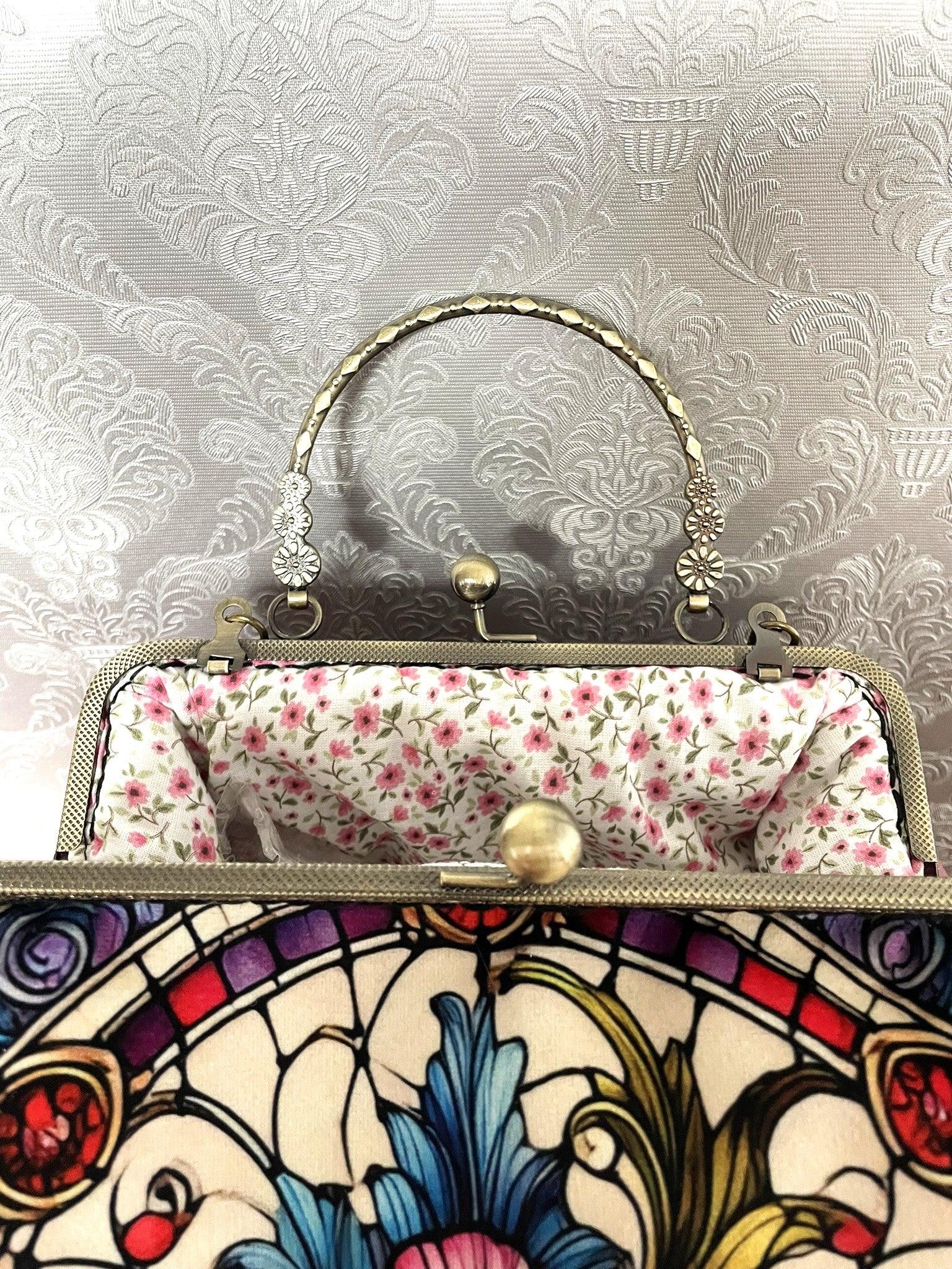 Intérieur sac rétro doublure fleurie et armature bronze vieilli ciselée
