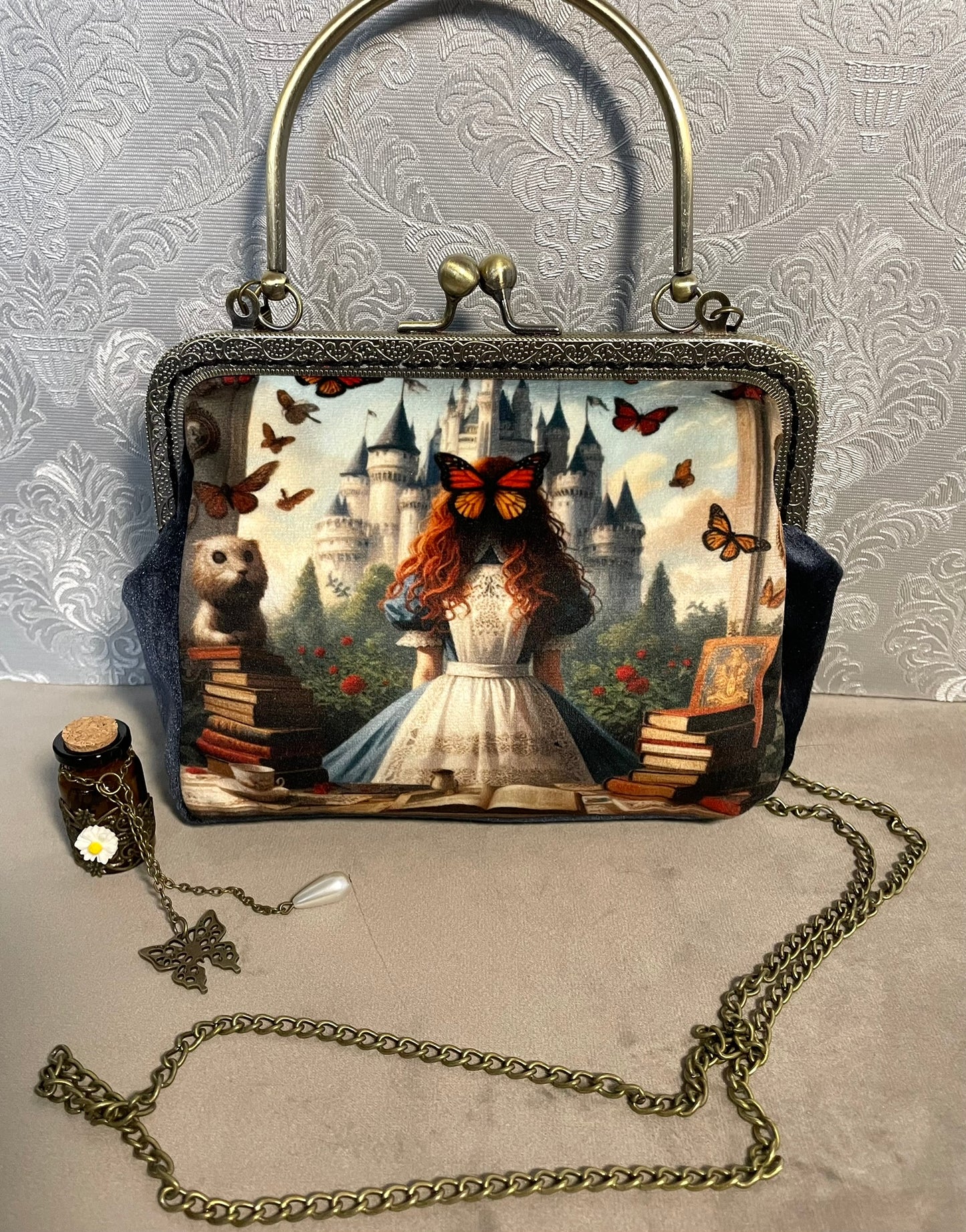 Sac à main Alice au Pays des Merveilles Le Secret du Château avec chaîne bronze et fermoir rétro.