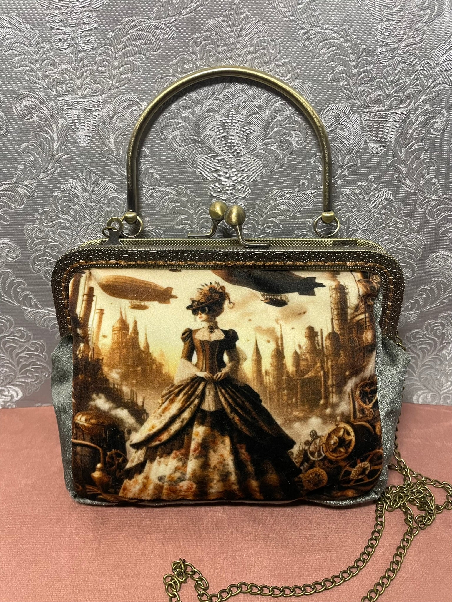 Accessoire de mode victorienne fait main en France.