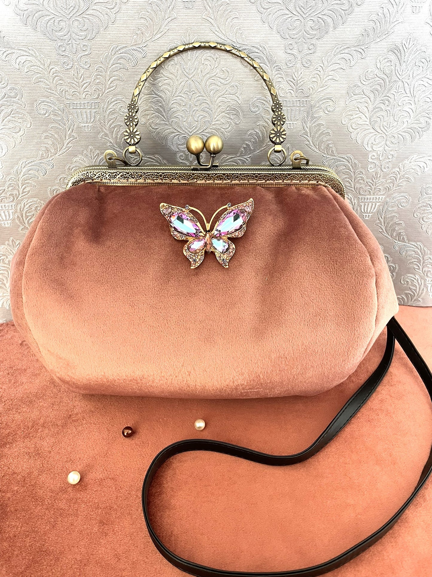 Sac à main rétro en velours vieux rose avec un grand papillon