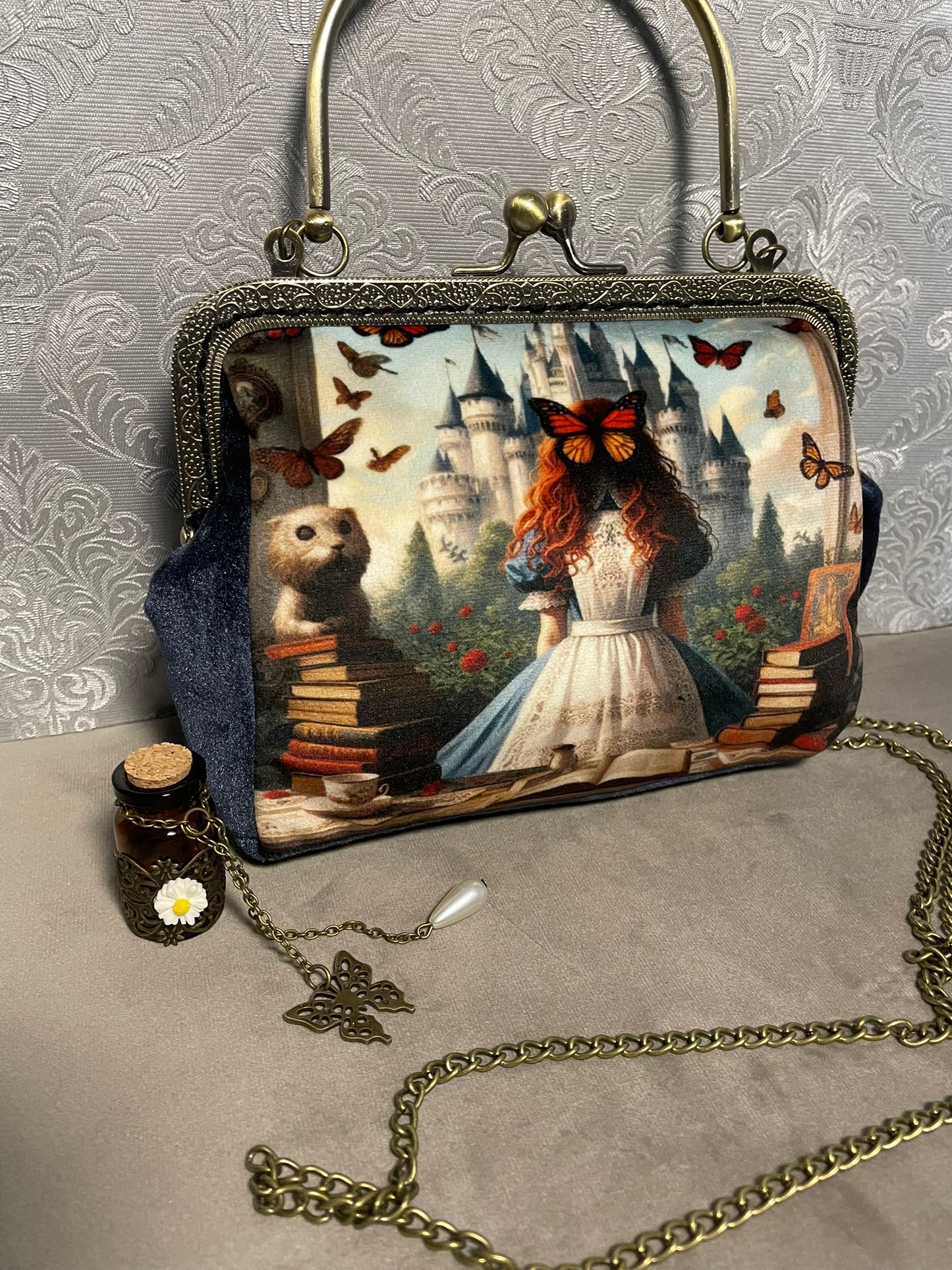 Pochette artisanale Alice au Pays des Merveilles illustration féerique et papillons monarques.