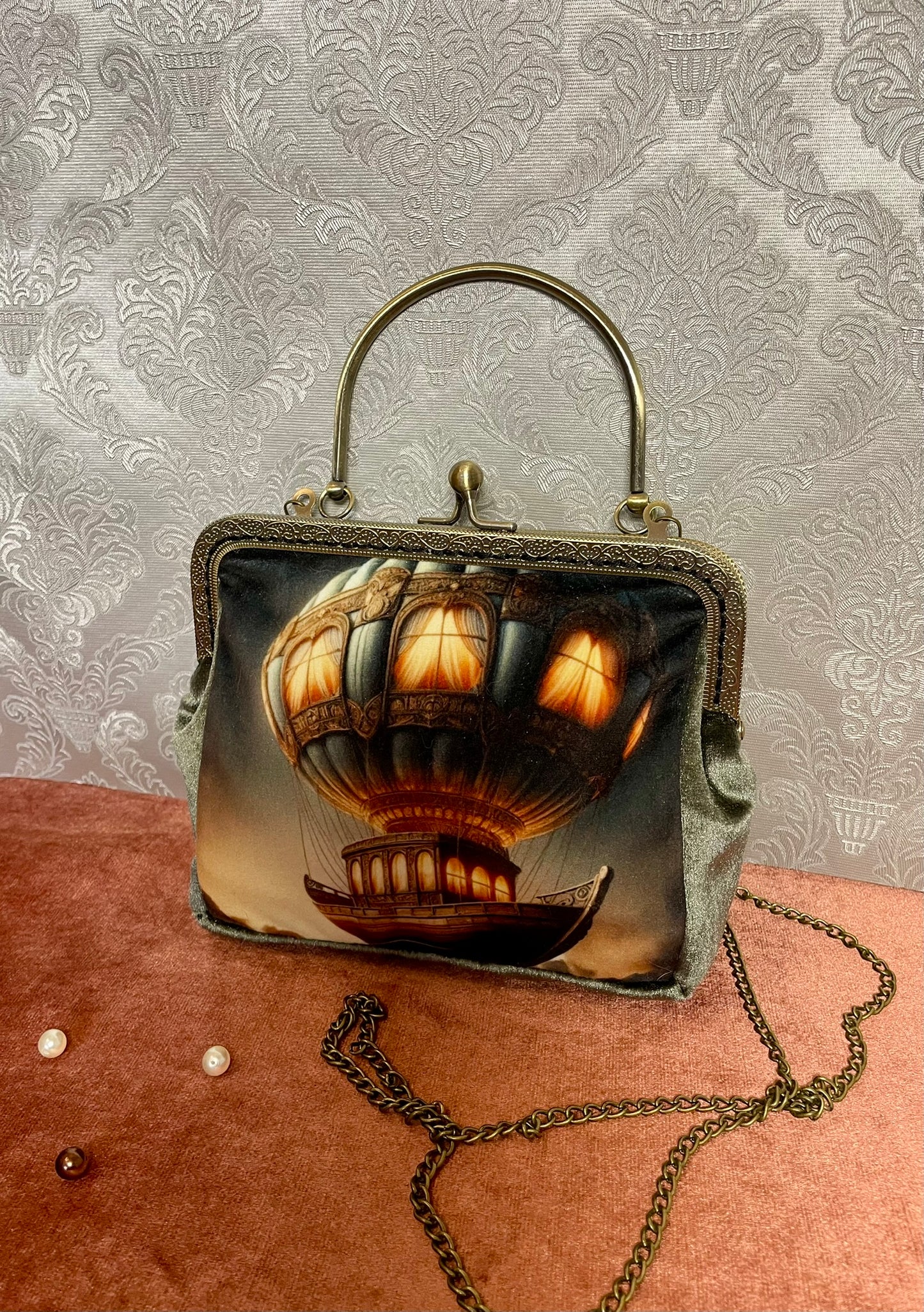 Gros plan sur l'impression textile aéronef fantastique et finitions couture artisanale.