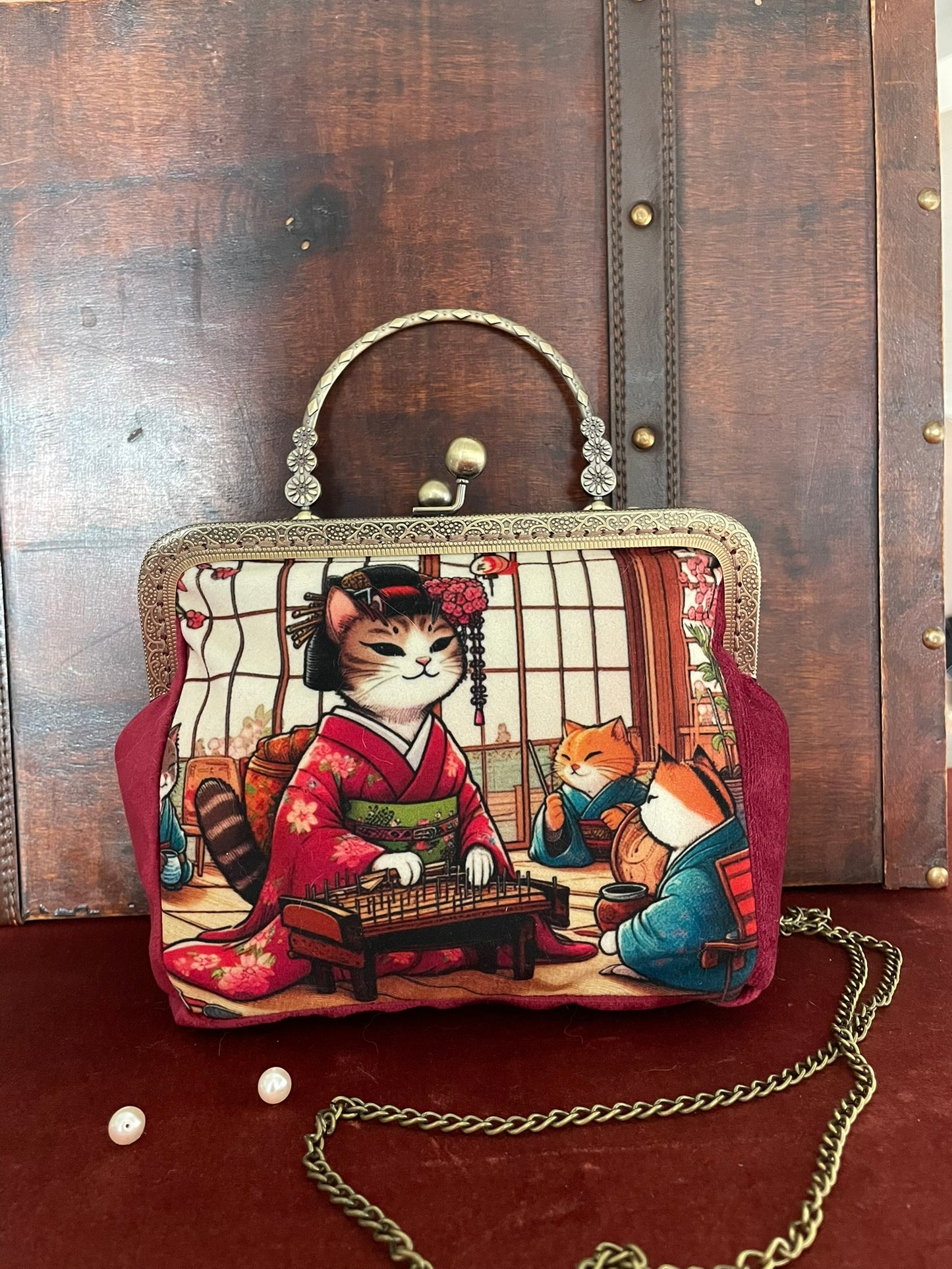 Sac japonais porté épaule avec sa chaîne en métal bronze amovible.