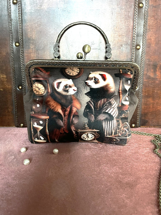 Sac porté avec sa chaîne bandoulière en métal bronze pour un look moderne et vintage.