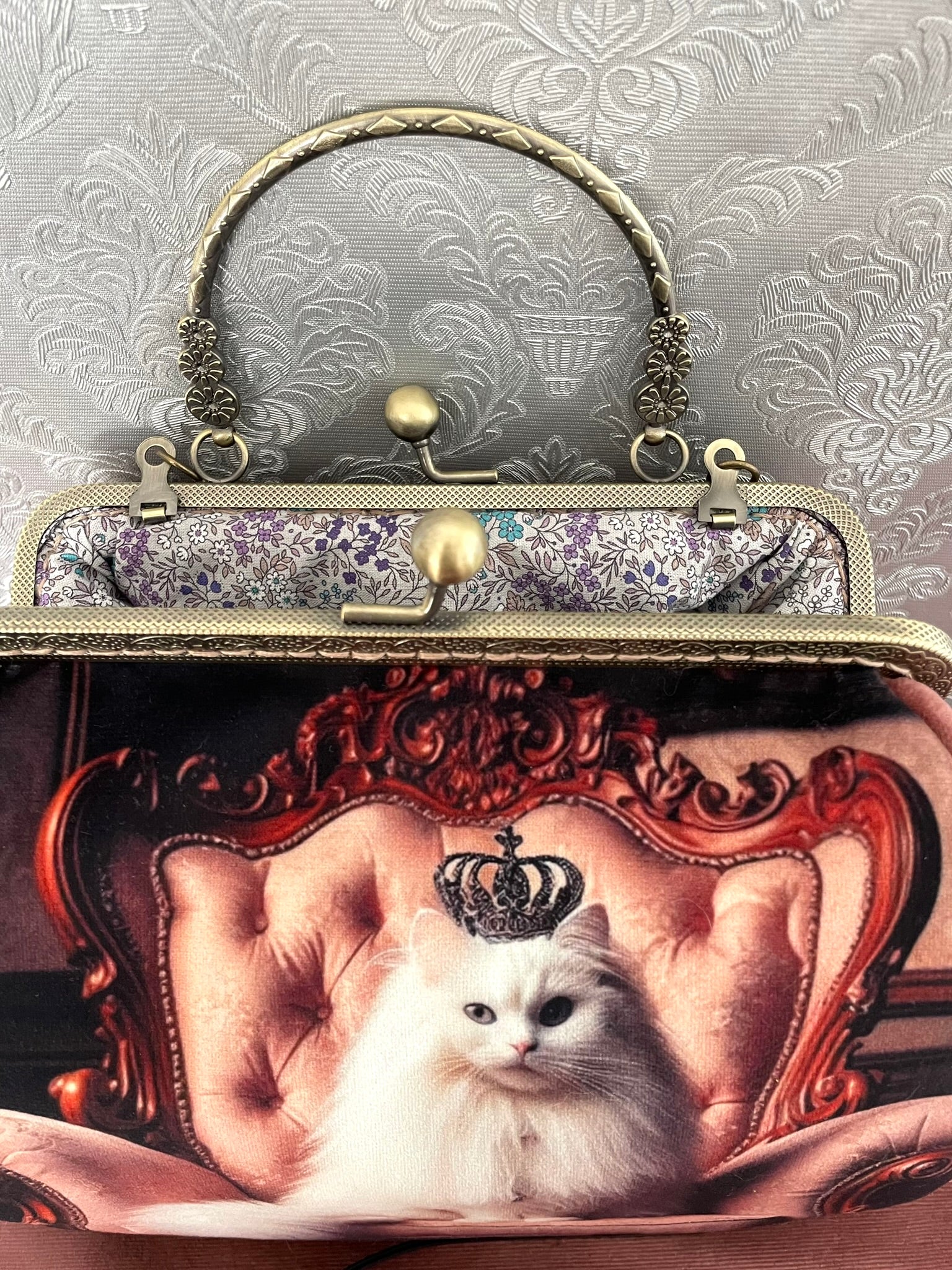 Sac à main rétro en tissu et velours vieux rose avec bandoulière, illustrant un chat blanc majestueux couronné sur un fauteuil baroque - Création Le Comptoir de Suzanne.