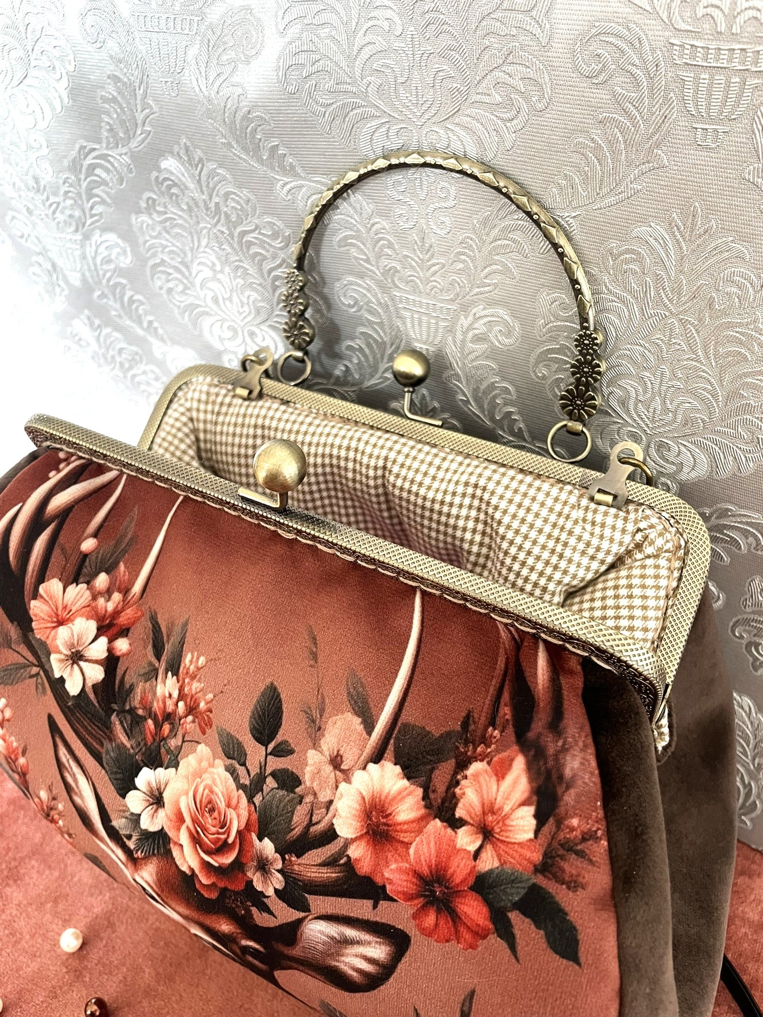 Sac poétique avec sa fine bandoulière noire, idéal pour un look cottagecore ou vintage.