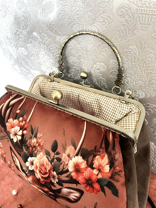 Sac poétique avec sa fine bandoulière noire, idéal pour un look cottagecore ou vintage.