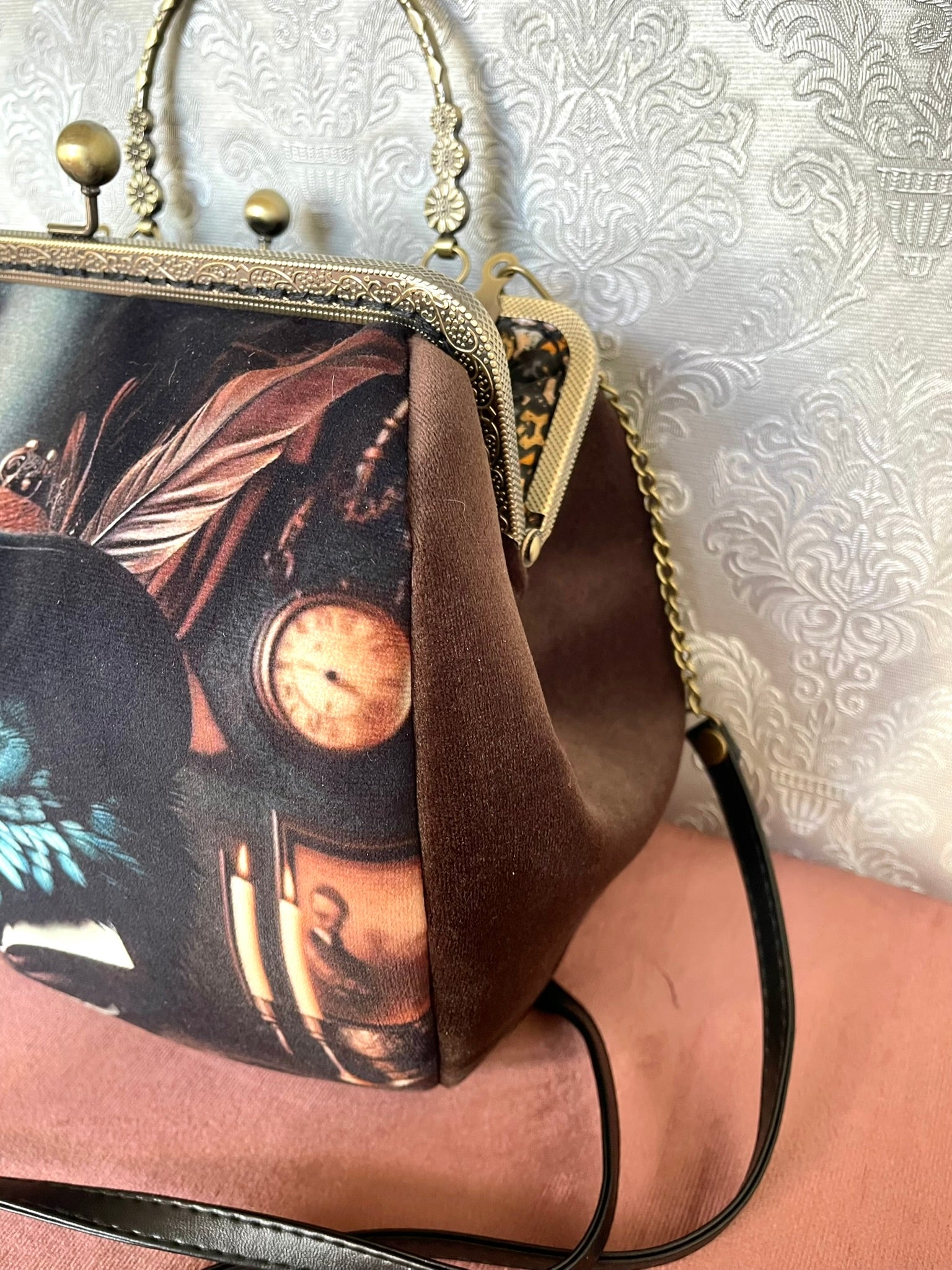 Sac à main rétro illustrant un corbeau dandy coiffé d'un haut de forme dans un décor victorien steampunk avec horloges anciennes - Le Comptoir de Suzanne