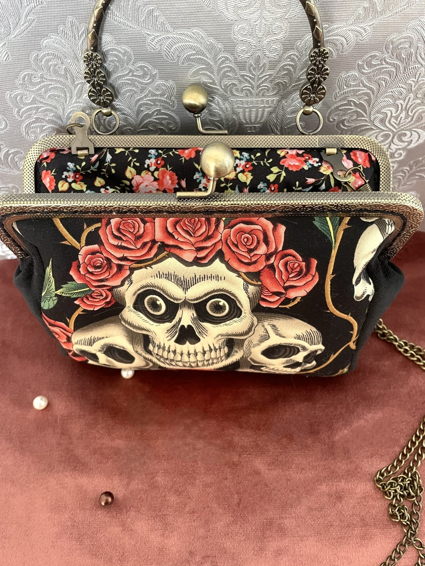 Sac bandoulière avec chaîne en métal vieilli et anse sculptée florale, côté en velours noir.