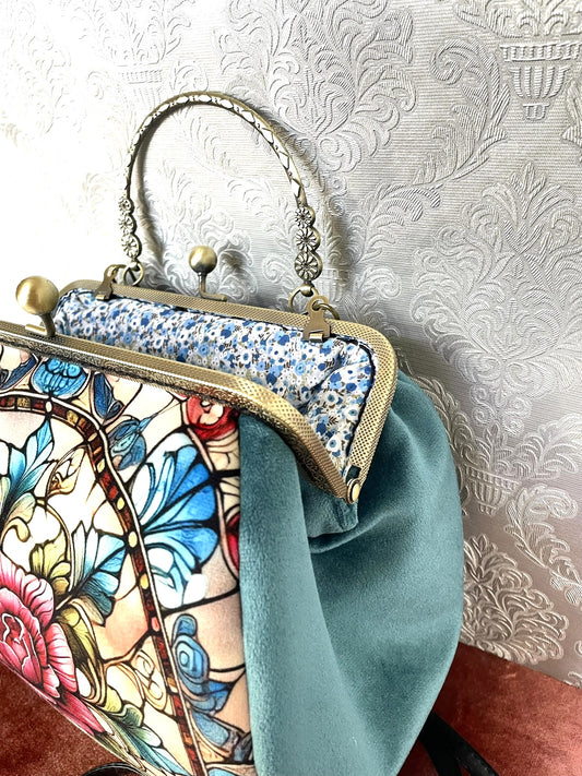 Vue de profil sac retro velours bleu canard et motif vitrail floral Le Comptoir de Suzanne.