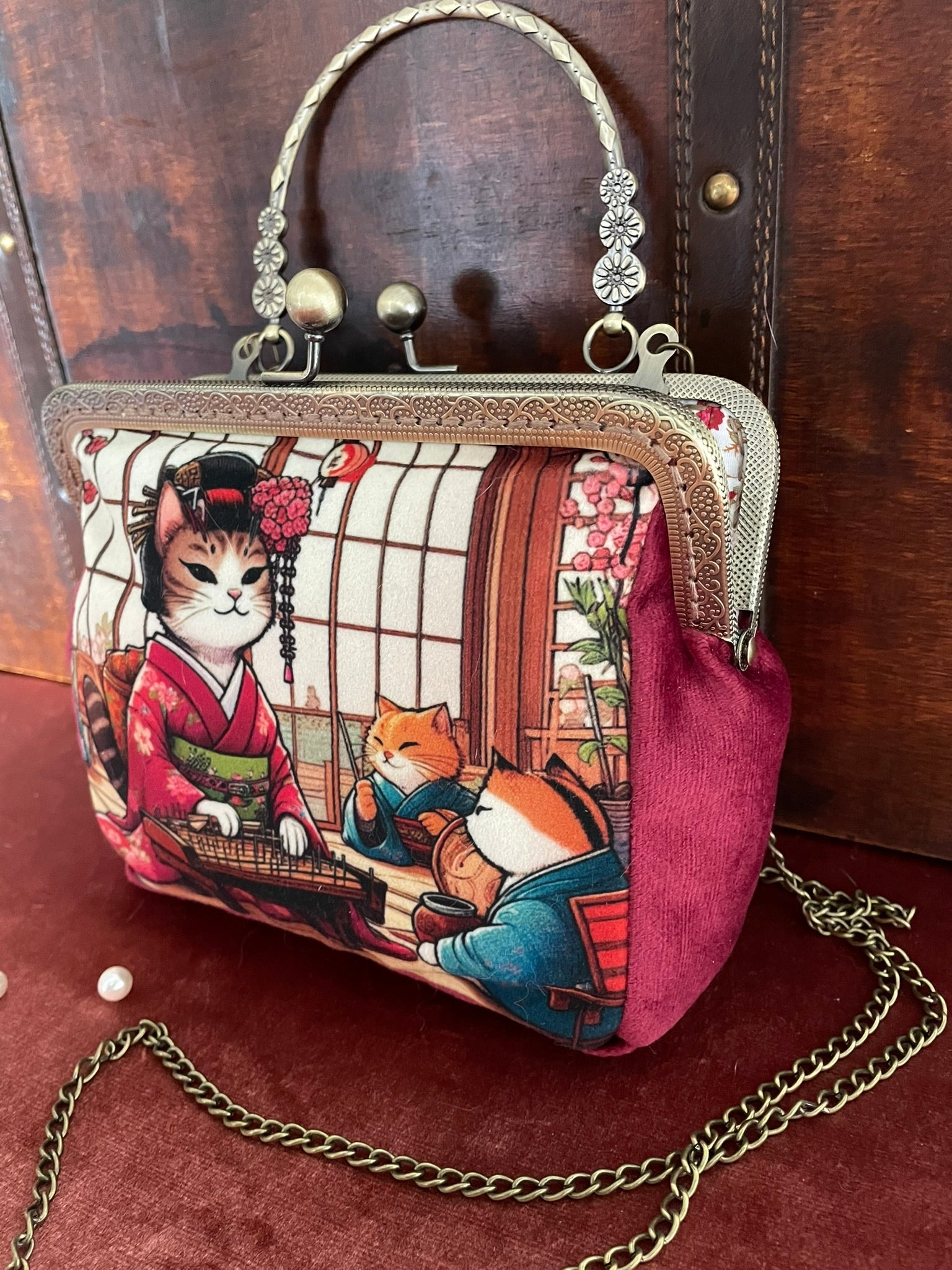 Sac à main japonais avec illustration de chatte geisha et velours rouge passion.