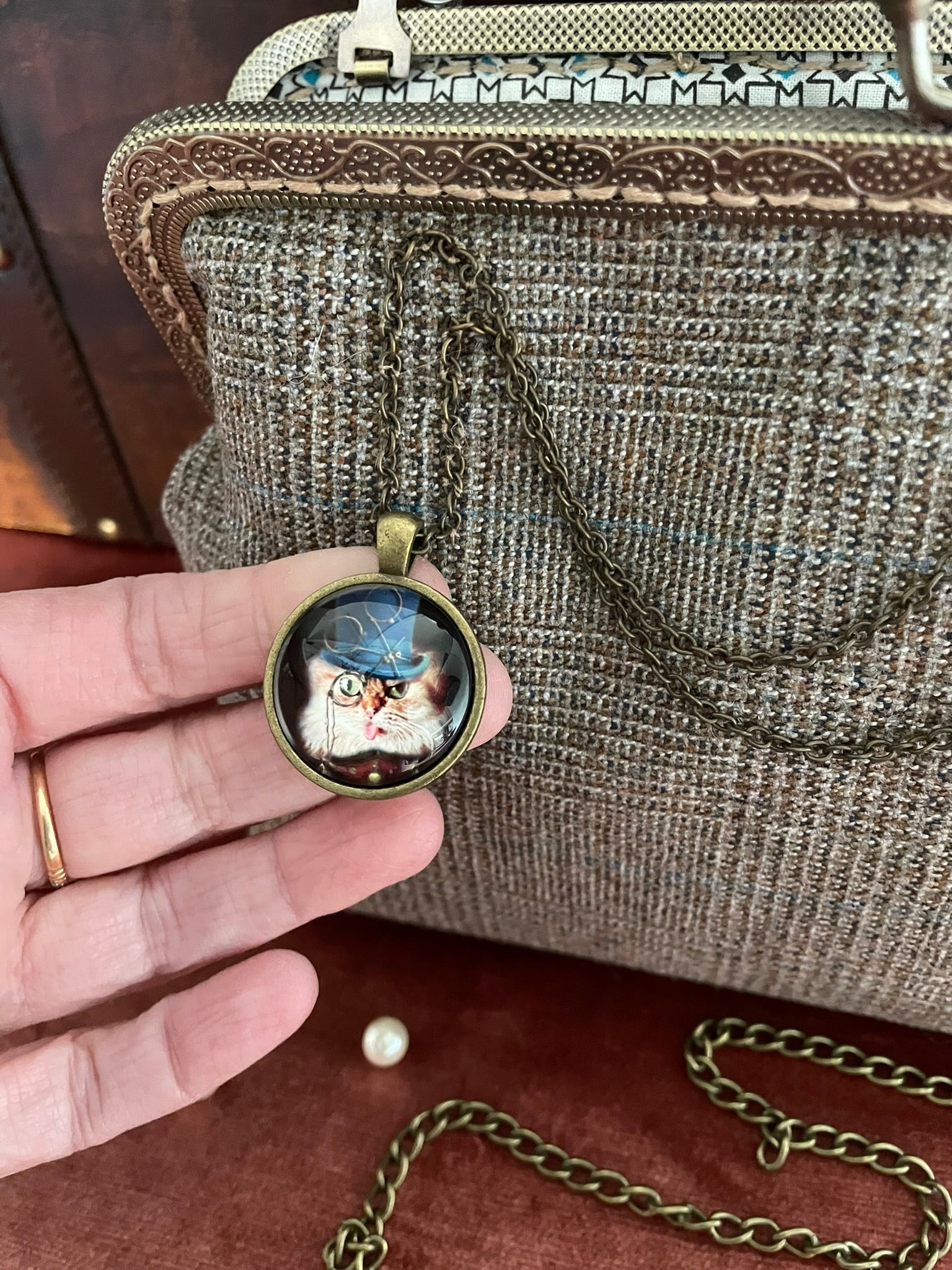 Sac fermoir clic-clac ouvert révélant une doublure en tissu motif géométrique chic.