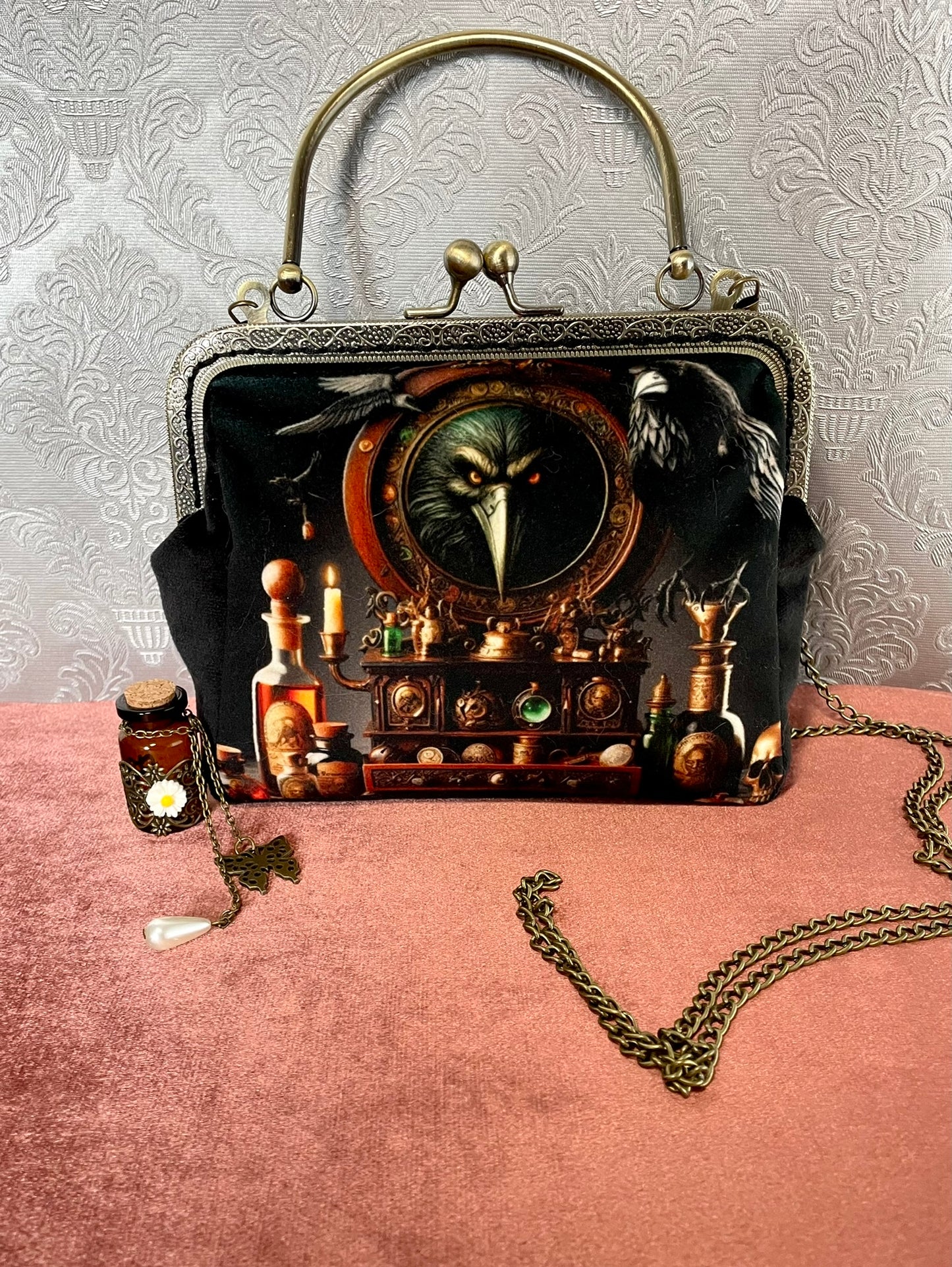 Sac en velours corbeau pour les adeptes de mode alternative