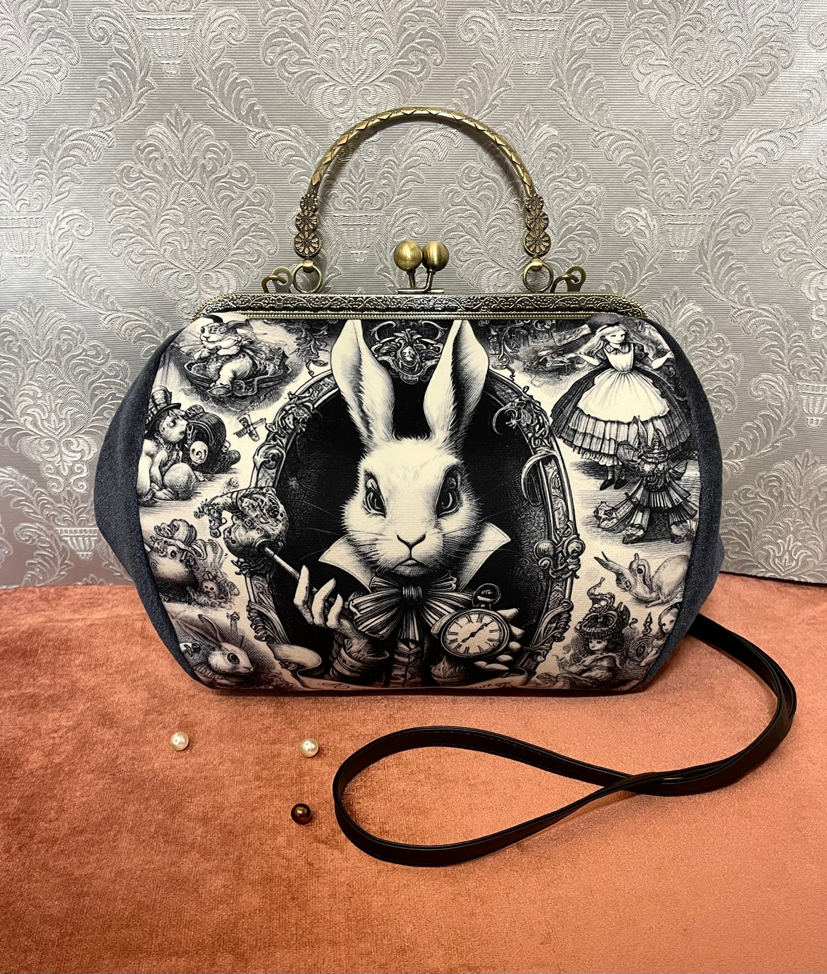 Sac de créateur Alice in Wonderland en velours gris anthracite