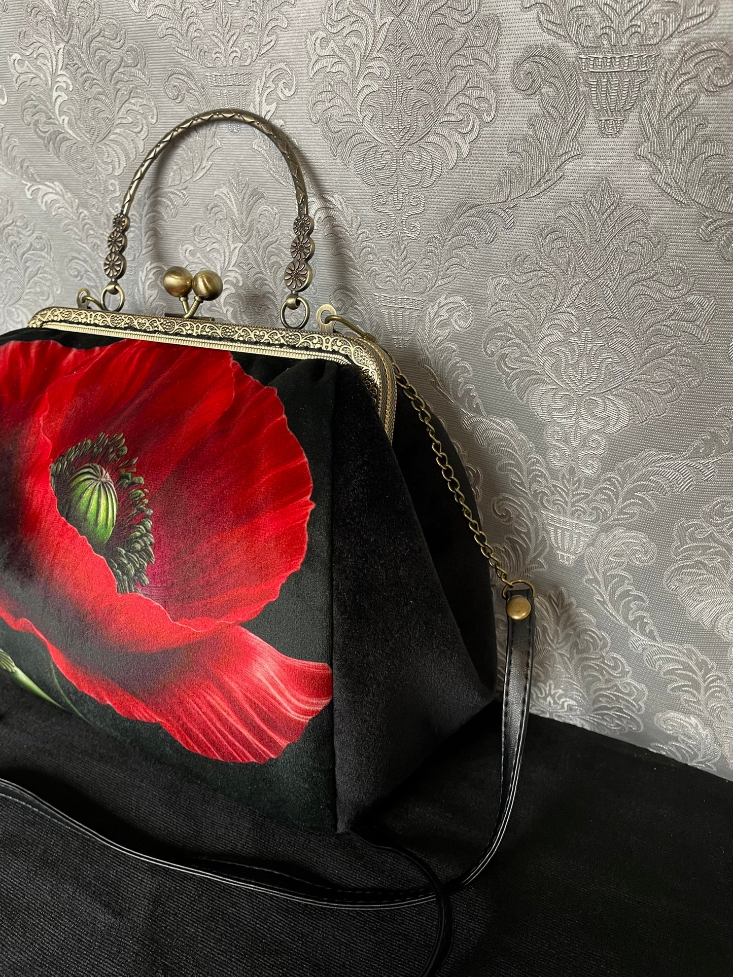 Vue d'ensemble du sac soulignant son allure élégante et originale.