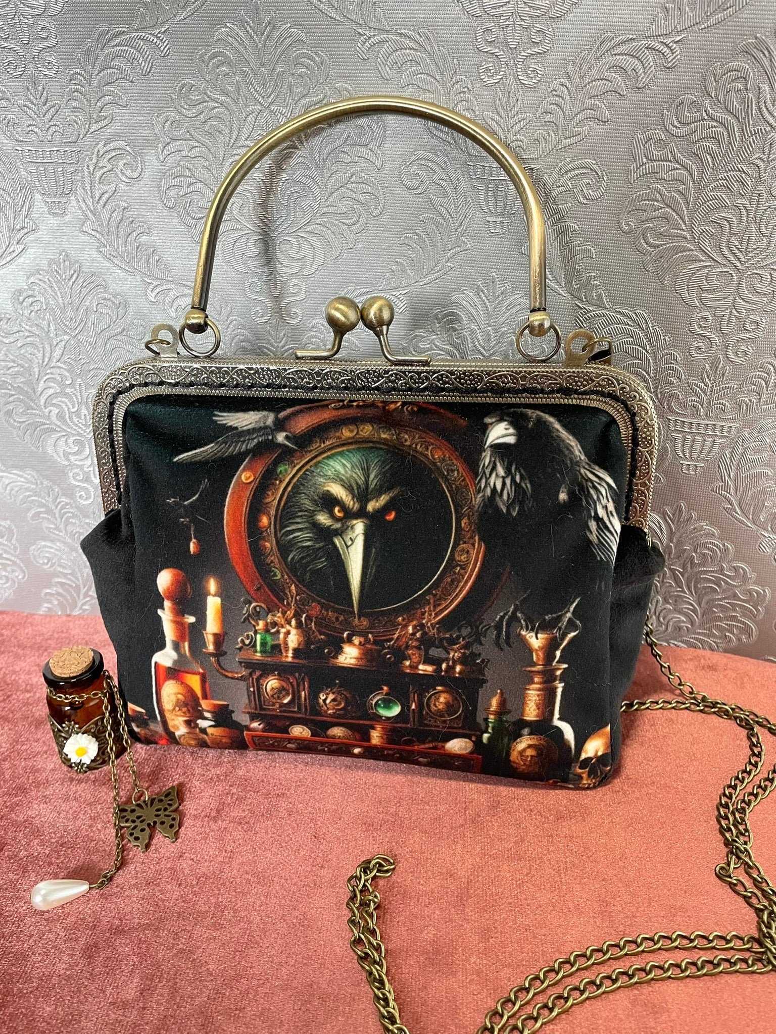 sac de créateur dans un esprit mystique et ambiance cabinet de curiosités