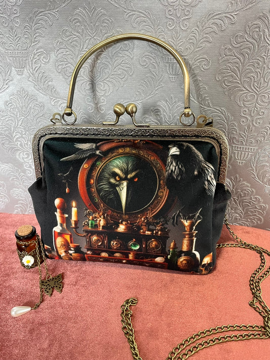 sac de créateur dans un esprit mystique et ambiance cabinet de curiosités