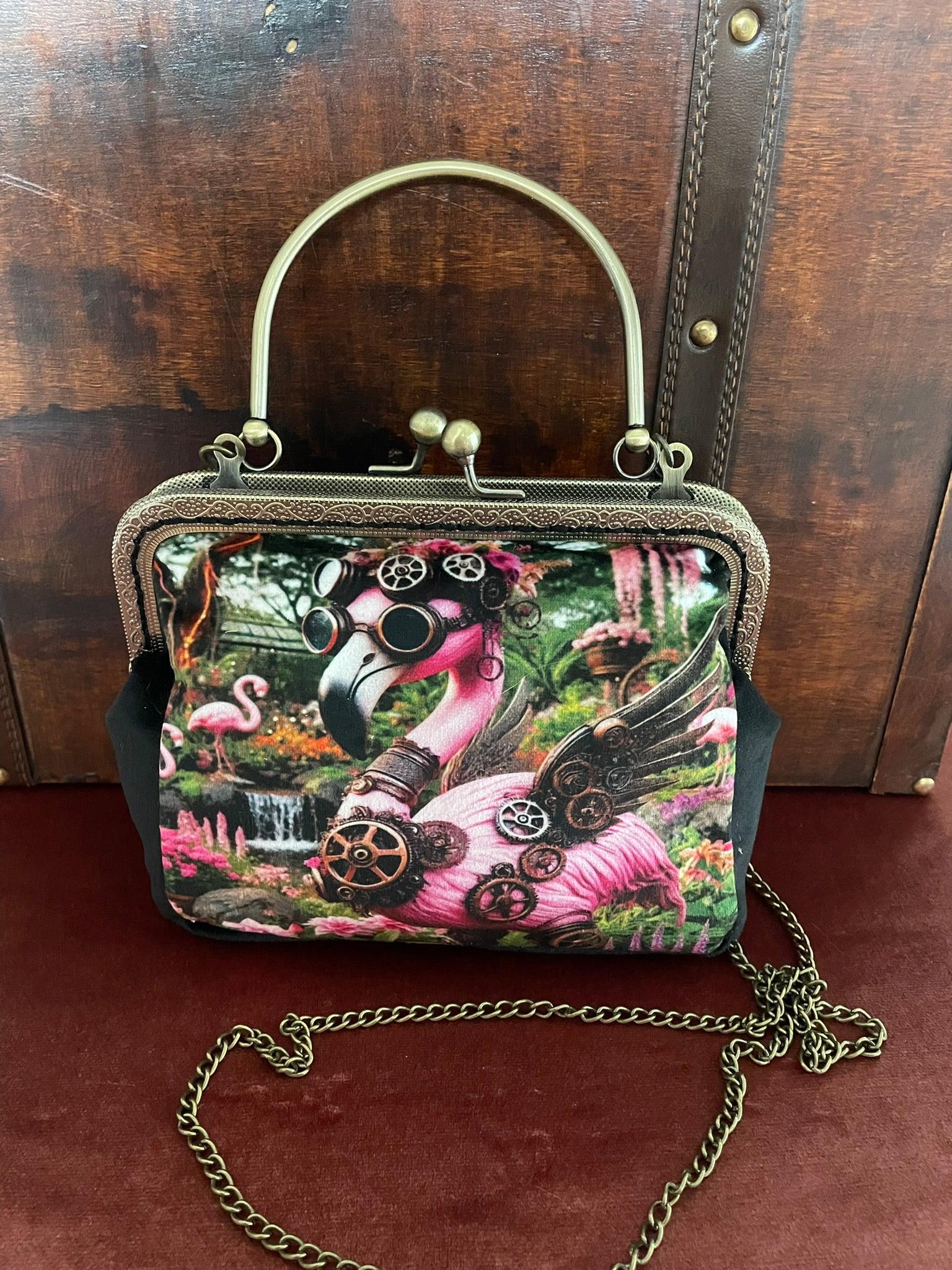 Sac de créateur original inspiré par l'univers d'Alice au Pays des Merveilles.