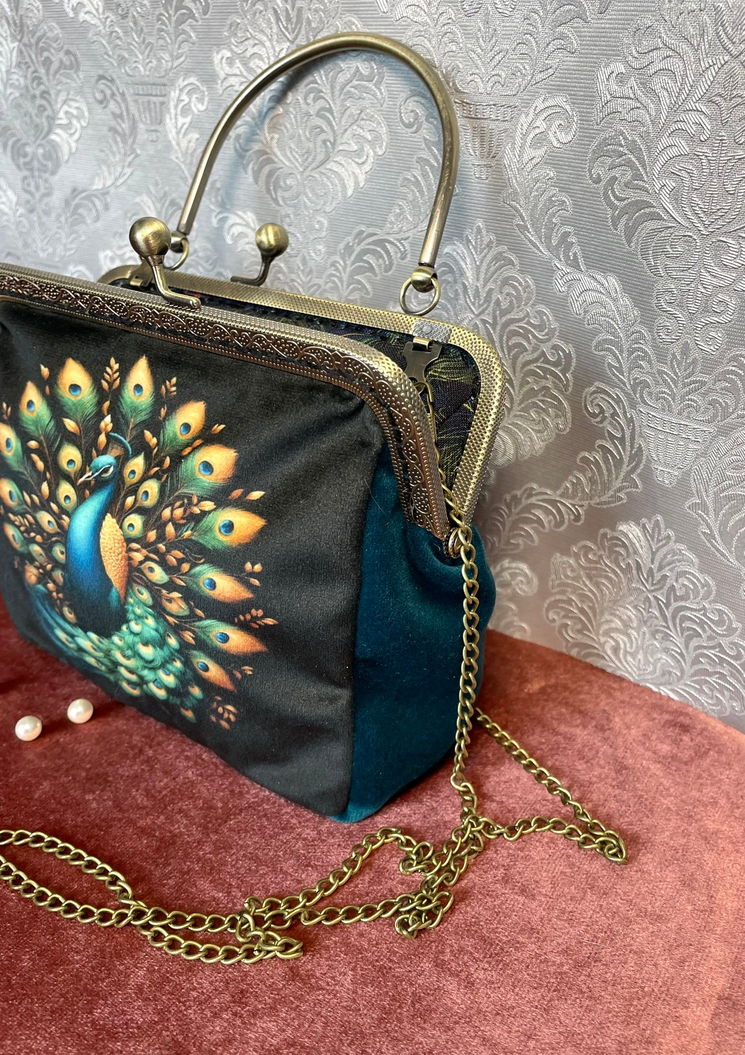 Sac de créateur confectionné en textile velours. Artisanat Français