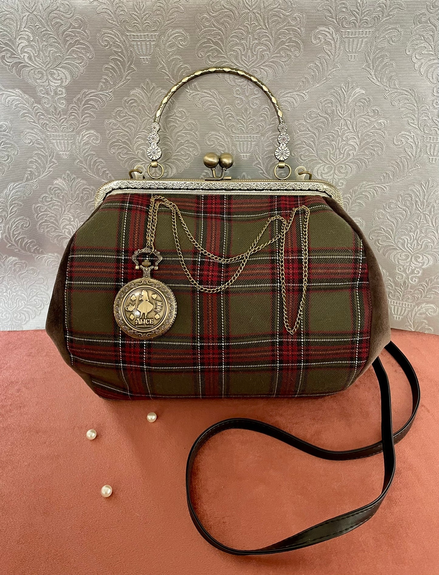 Sac à main tartan écossais bordeaux et vert avec bijou montre à gousset bronze.