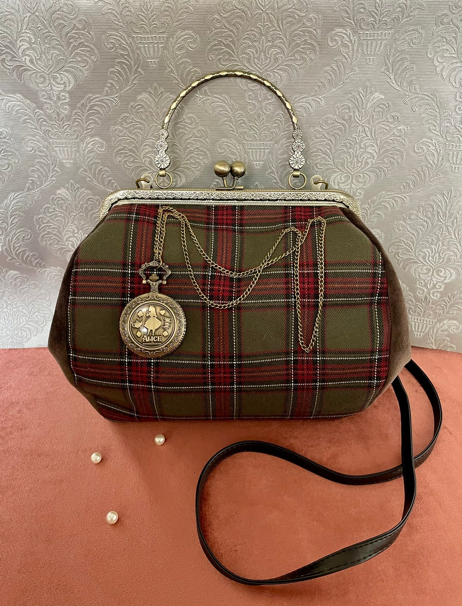 Sac à main tartan écossais bordeaux et vert avec bijou montre à gousset bronze.